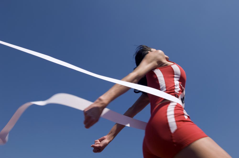 Atleta cruza a linha de chegada depois de correr