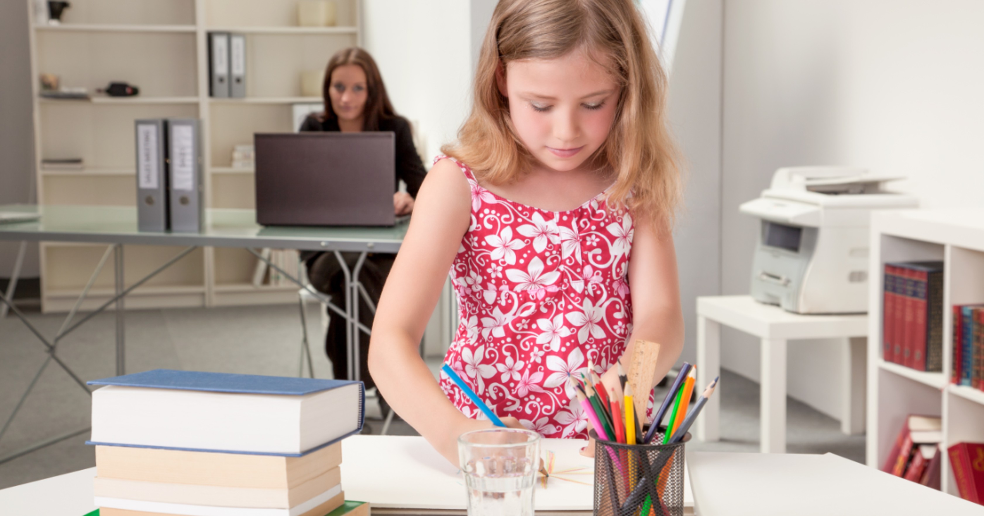 Para conciliar home office com filhos pequenos, mantenha-os ocupados